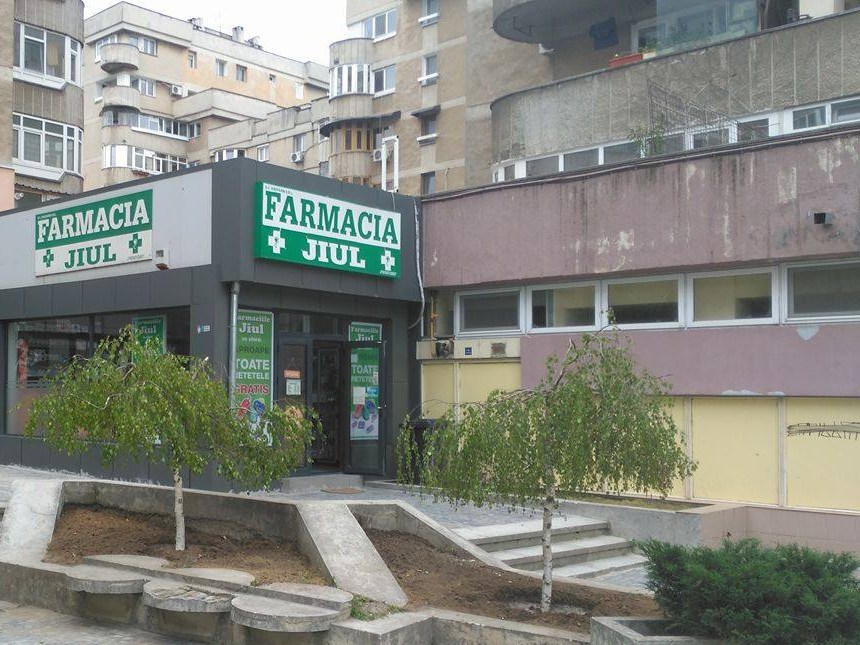 Farmacia Jiul văzută din scuarul din fața blocului U4
