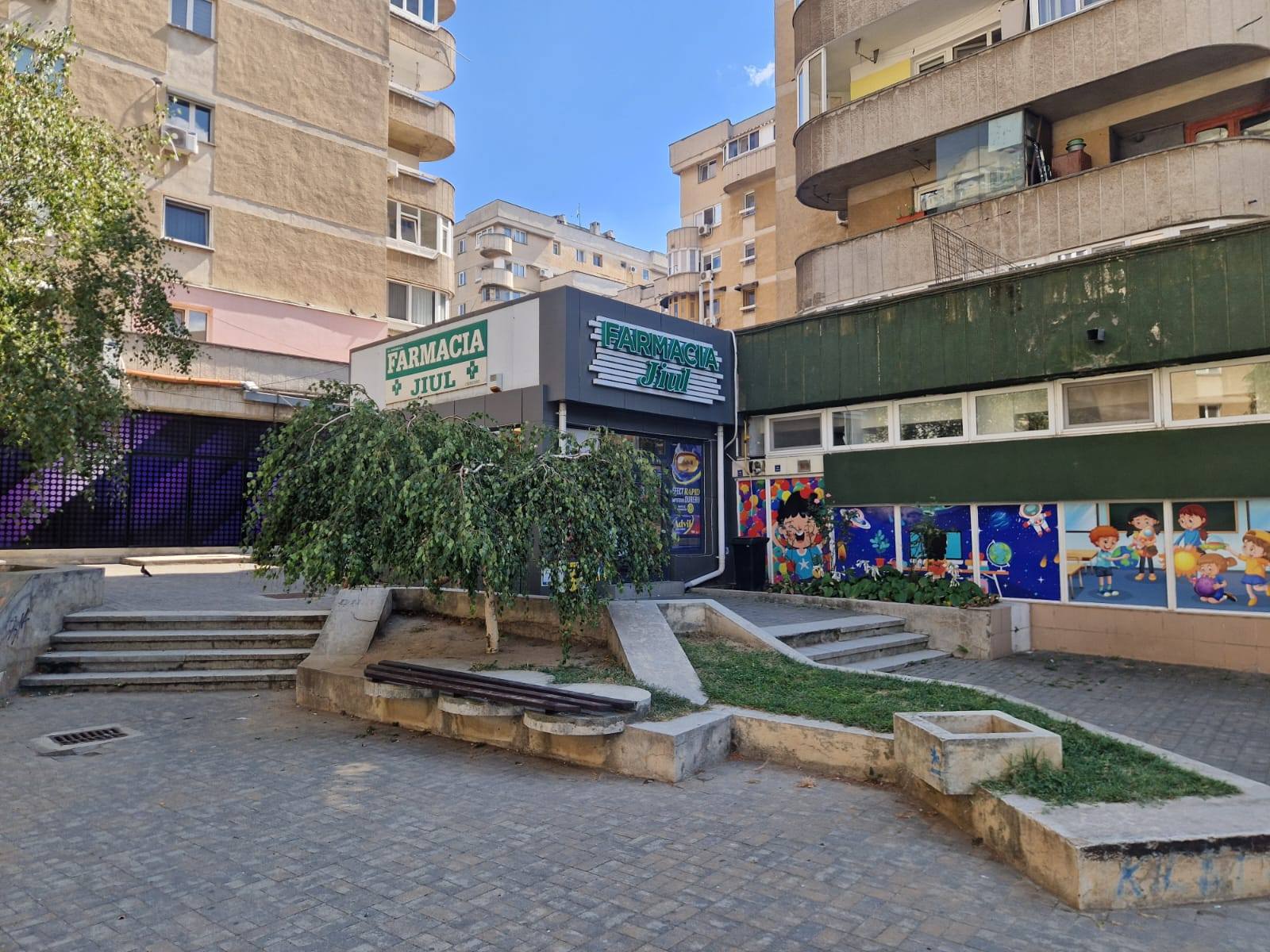 Farmacia Jiul în scuarul din strada Vasile Conta, Craiova