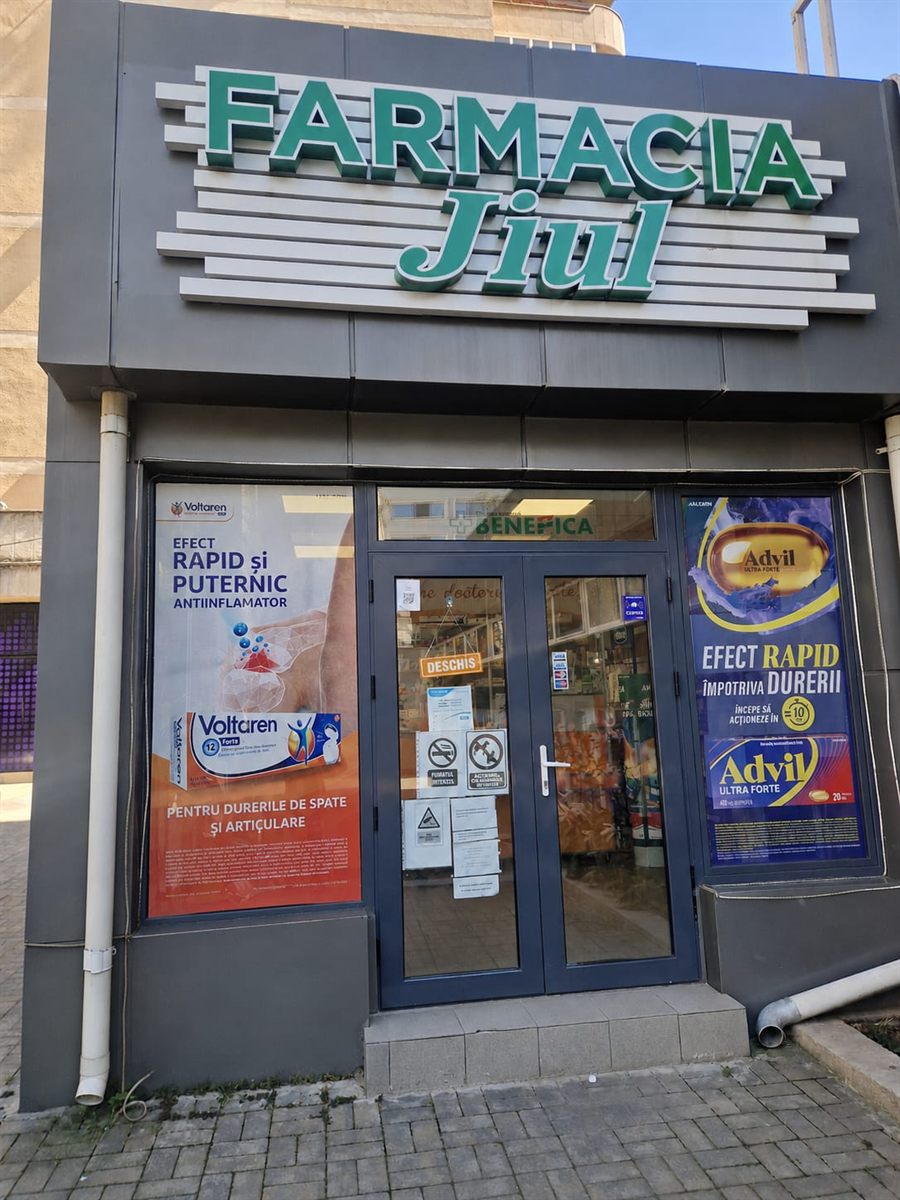 Intrarea în Farmacia Jiul, sub firma luminoasă